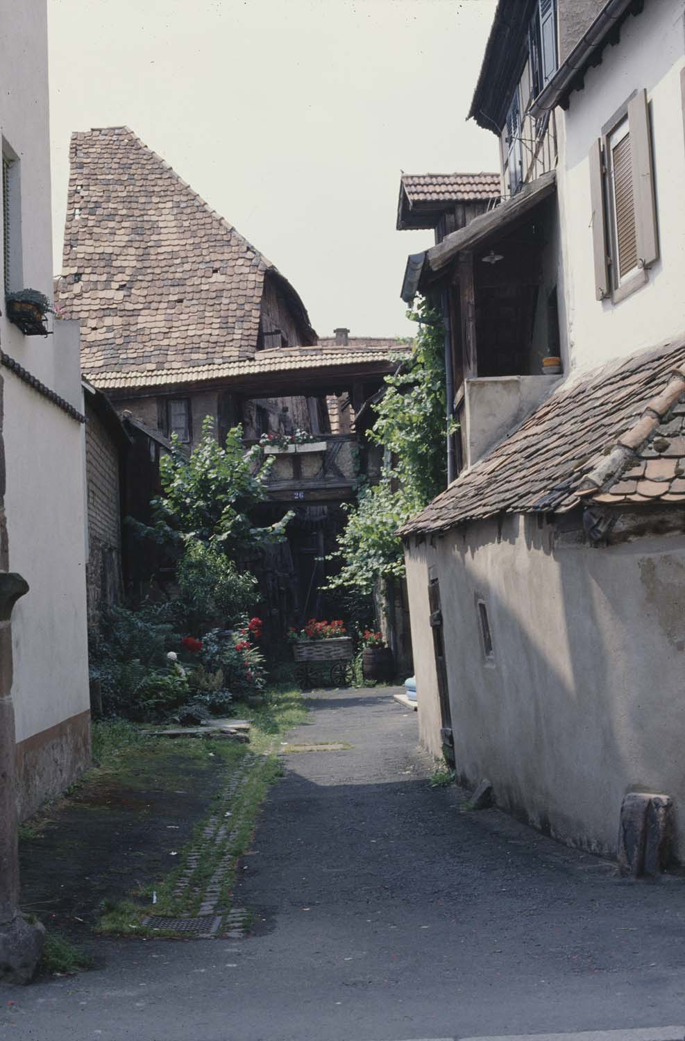 Cour intérieure, vue partielle