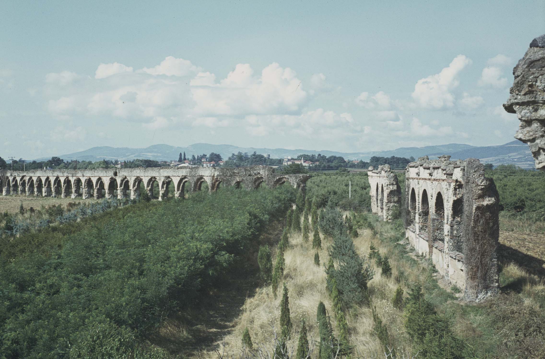 Pont aqueduc : vestiges, vue d'ensemble