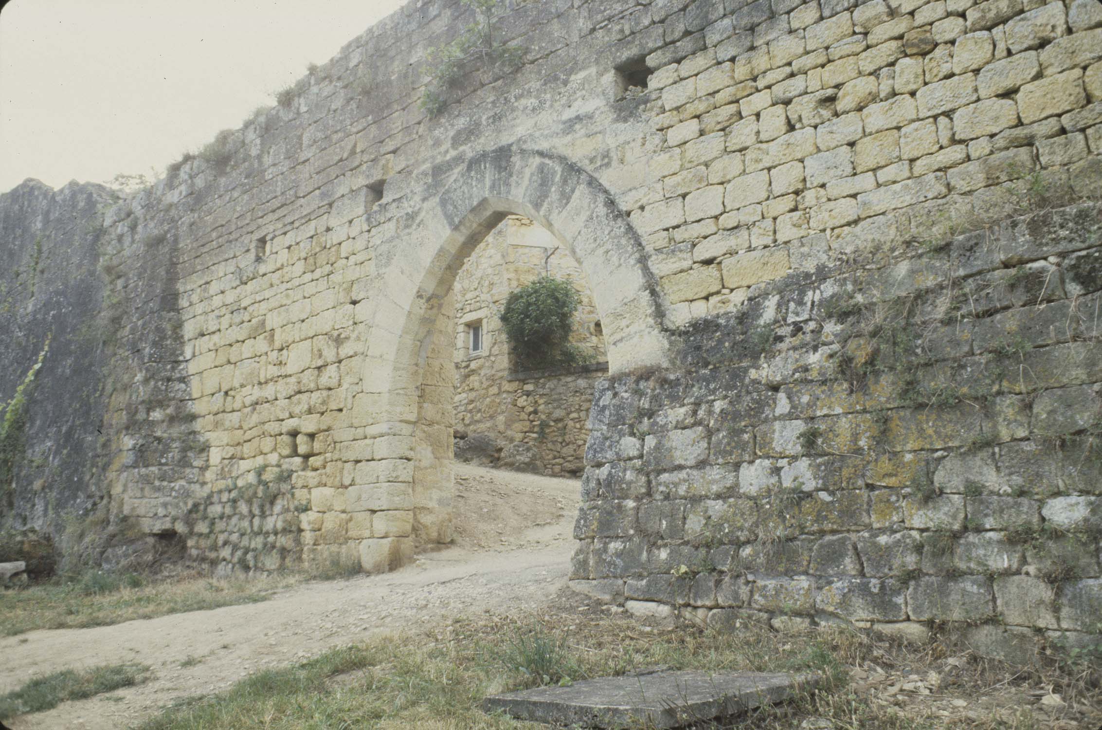 Enceinte sud : poterne