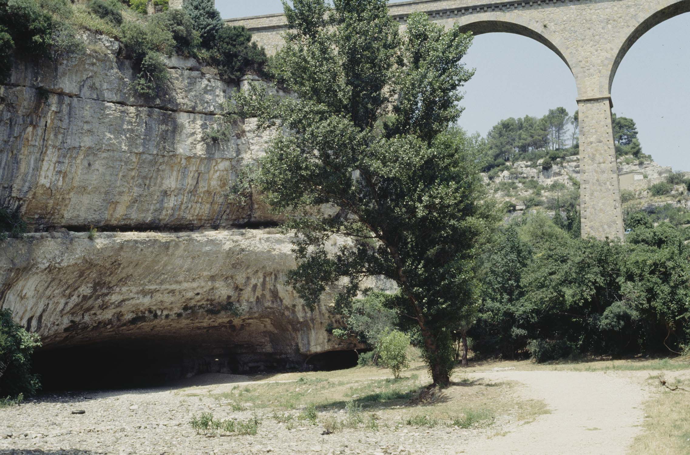 Grande arche et pont de Minerve en arrière-plan