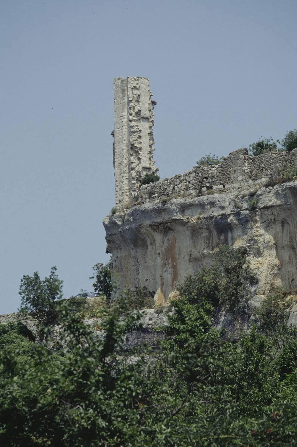 Château : donjon, vue à distance