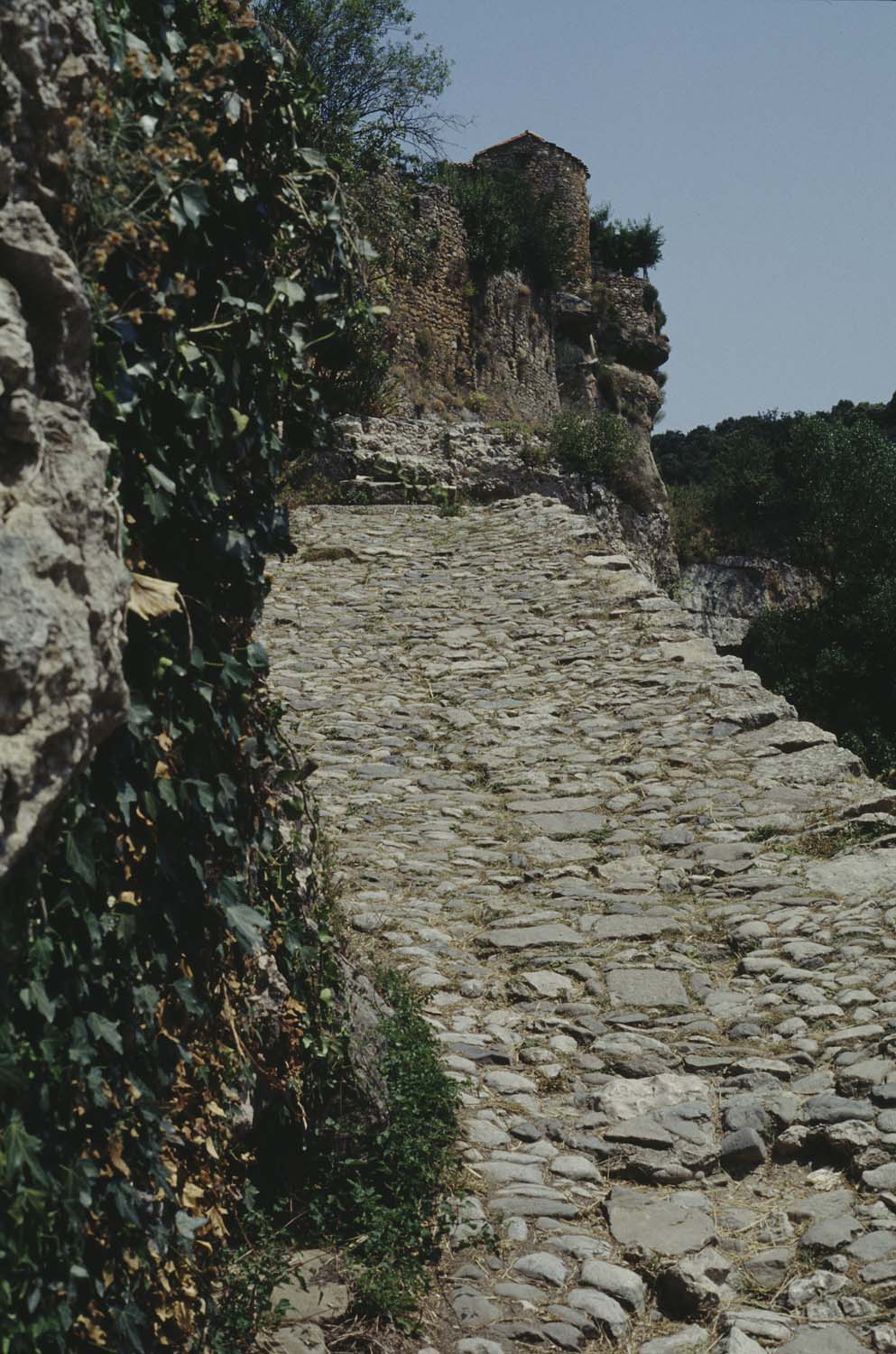 Chemin, vue vers la porte sud