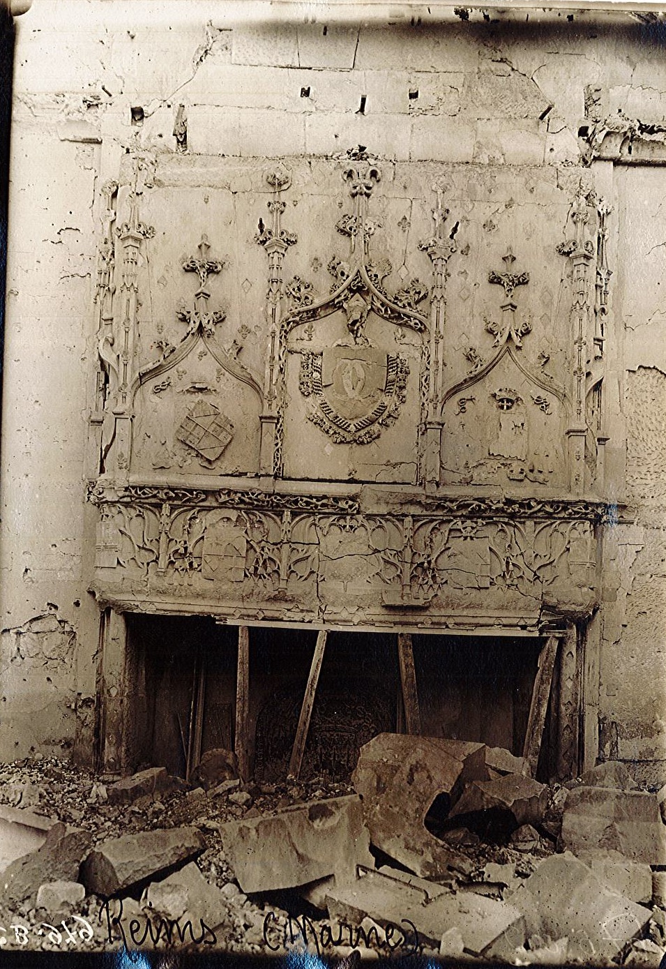 Chapelle de l'archevêché : cheminée