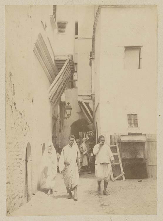 Ruelle avec passants