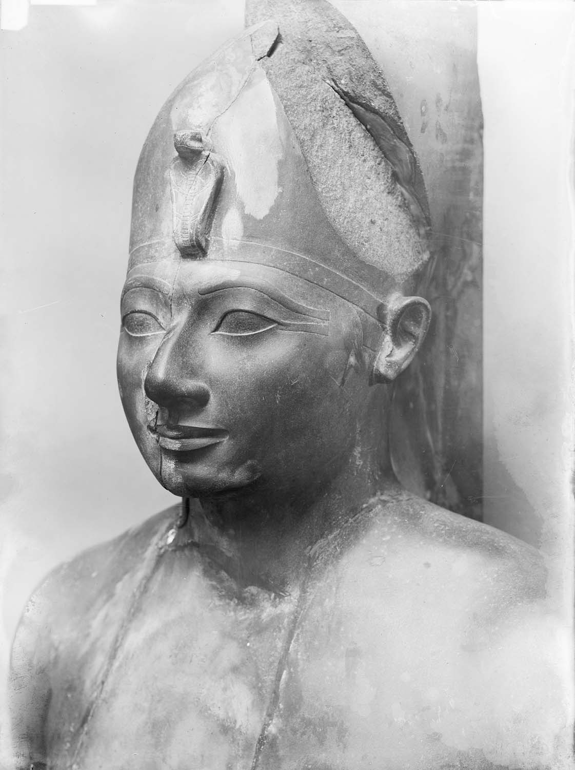 Statue marchant de Thoutmosis III, grauwacke, 18e dynastie, provenant à l’origine de l’Akhmenou : buste de trois-quarts