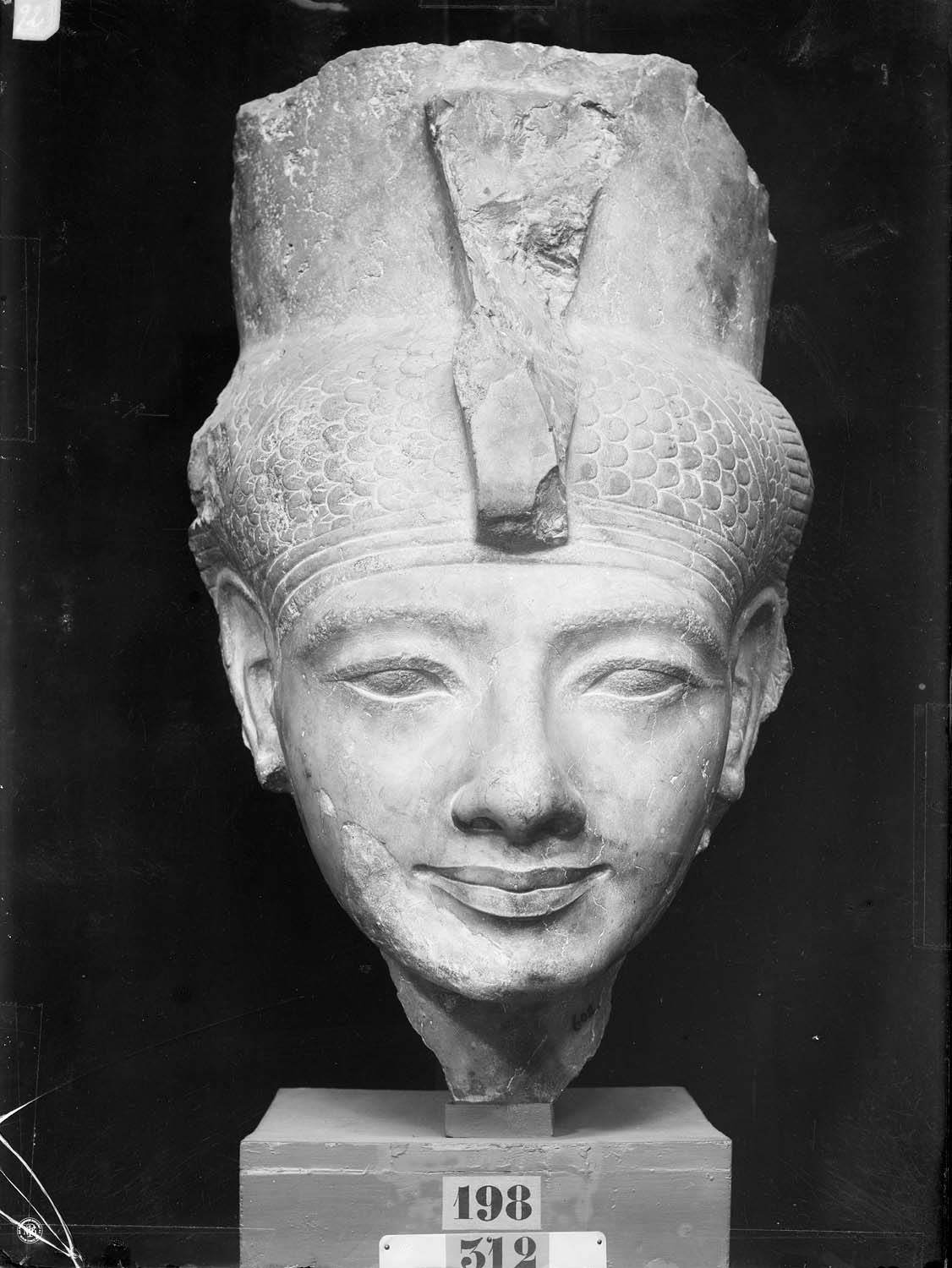 Tête d’une statue de la déesse Mout, datant du règne d'Horemheb, calcaire compact, 18e dynastie : vue de face