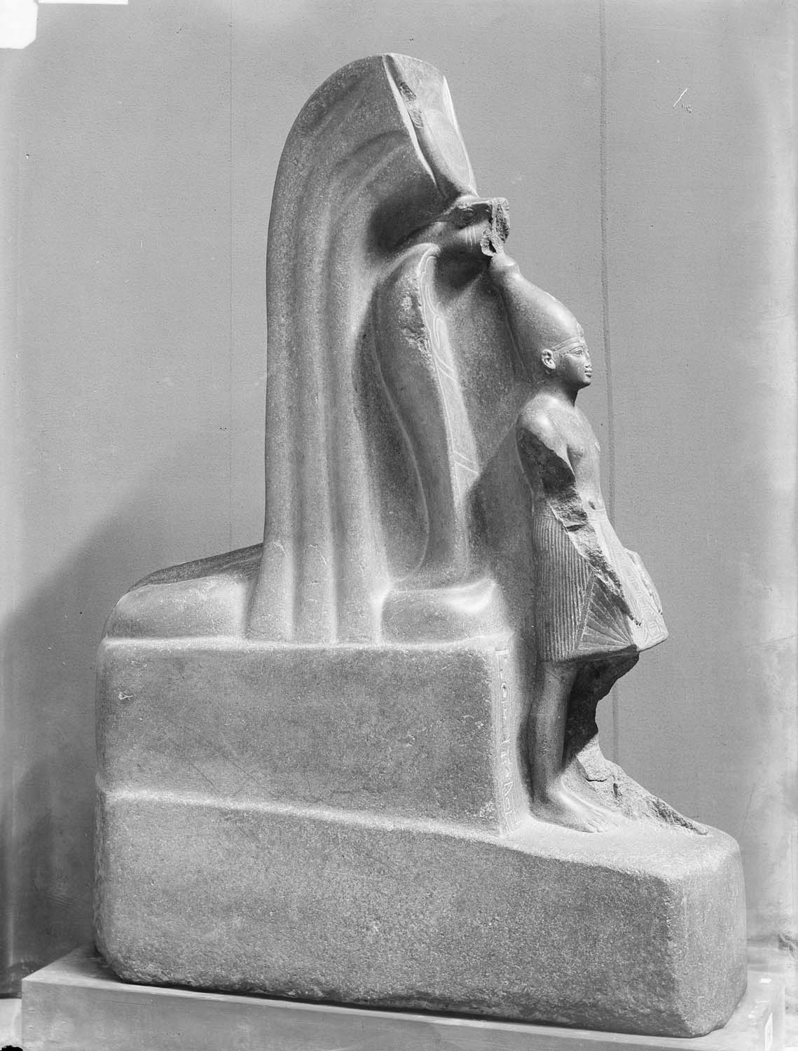 Statue d'Aménophis II piétinant les neuf arcs, protégé par la déesse cobra Meretseger, granit, 18e dynastie : côté droit