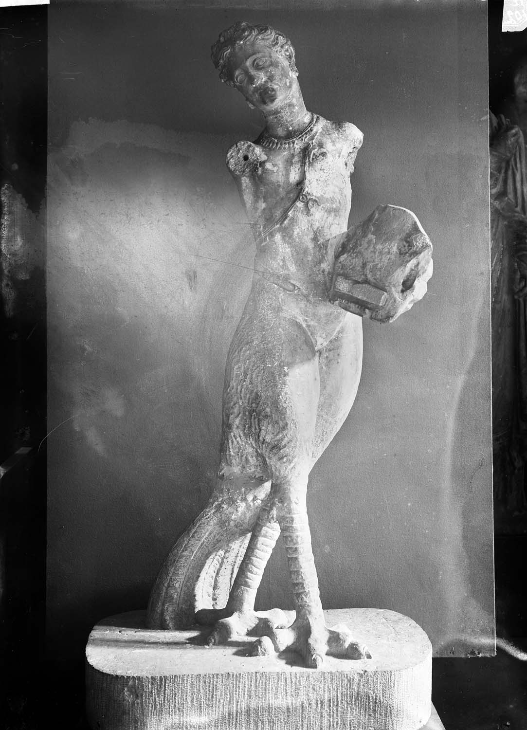 Sirène jouant de la lyre, calcaire compact, époque gréco-romaine, provenant de Saqqarah