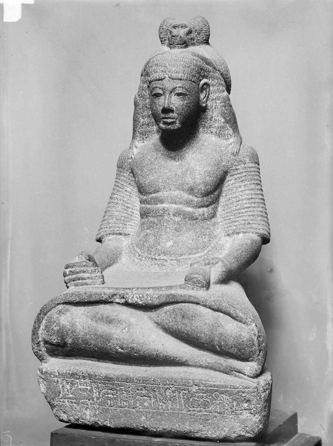 Statue assise de Ramsès-Nakht, premier prophète d'Amon, en scribe protégé par le babouin de Thot, granit gris, 20e dynastie, trouvée le 21 janvier 1904