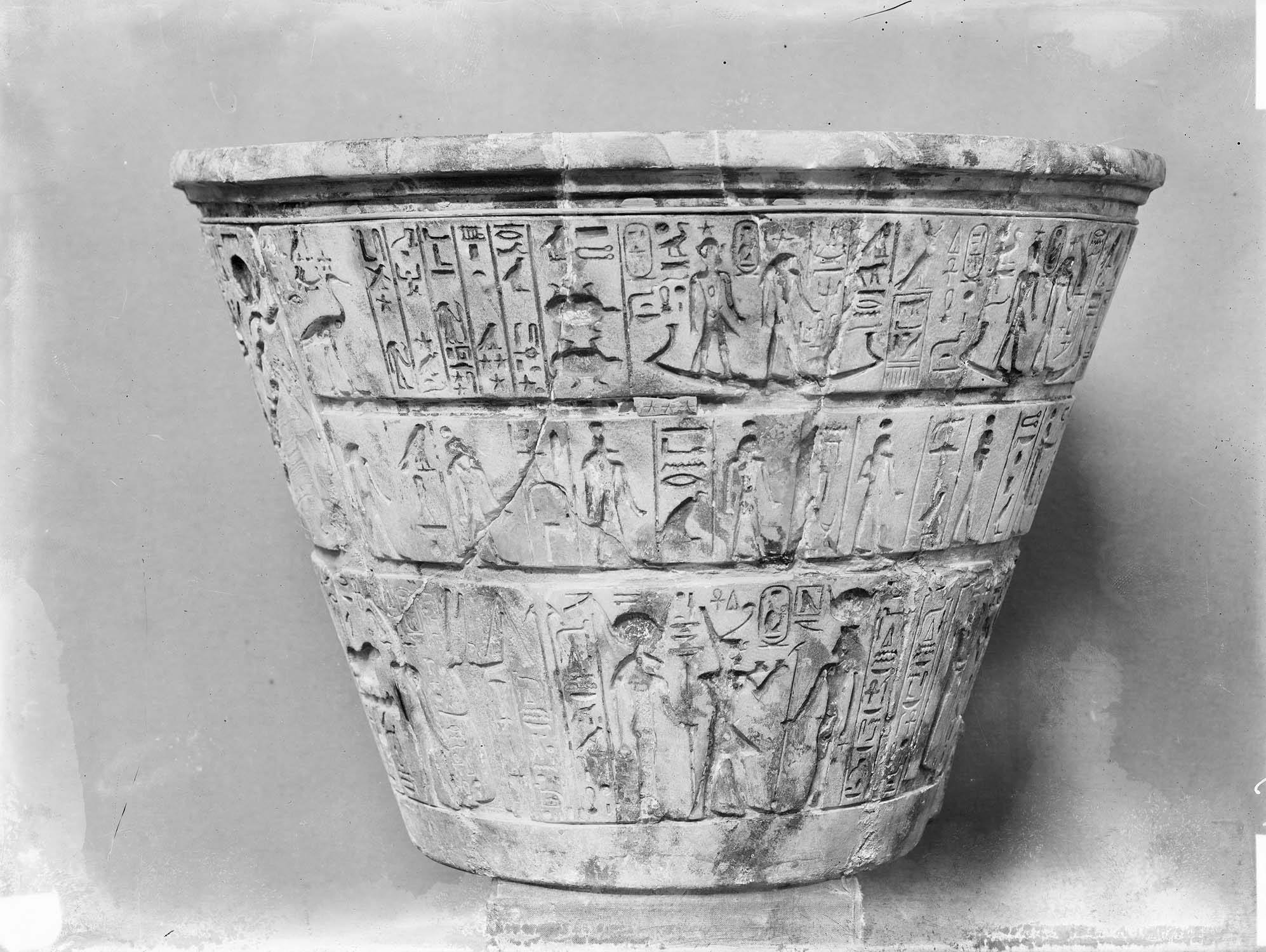 Clepsydre en calcite-albâtre, 18e dynastie, gravée de scènes diverses et de cartouches d'Aménophis III