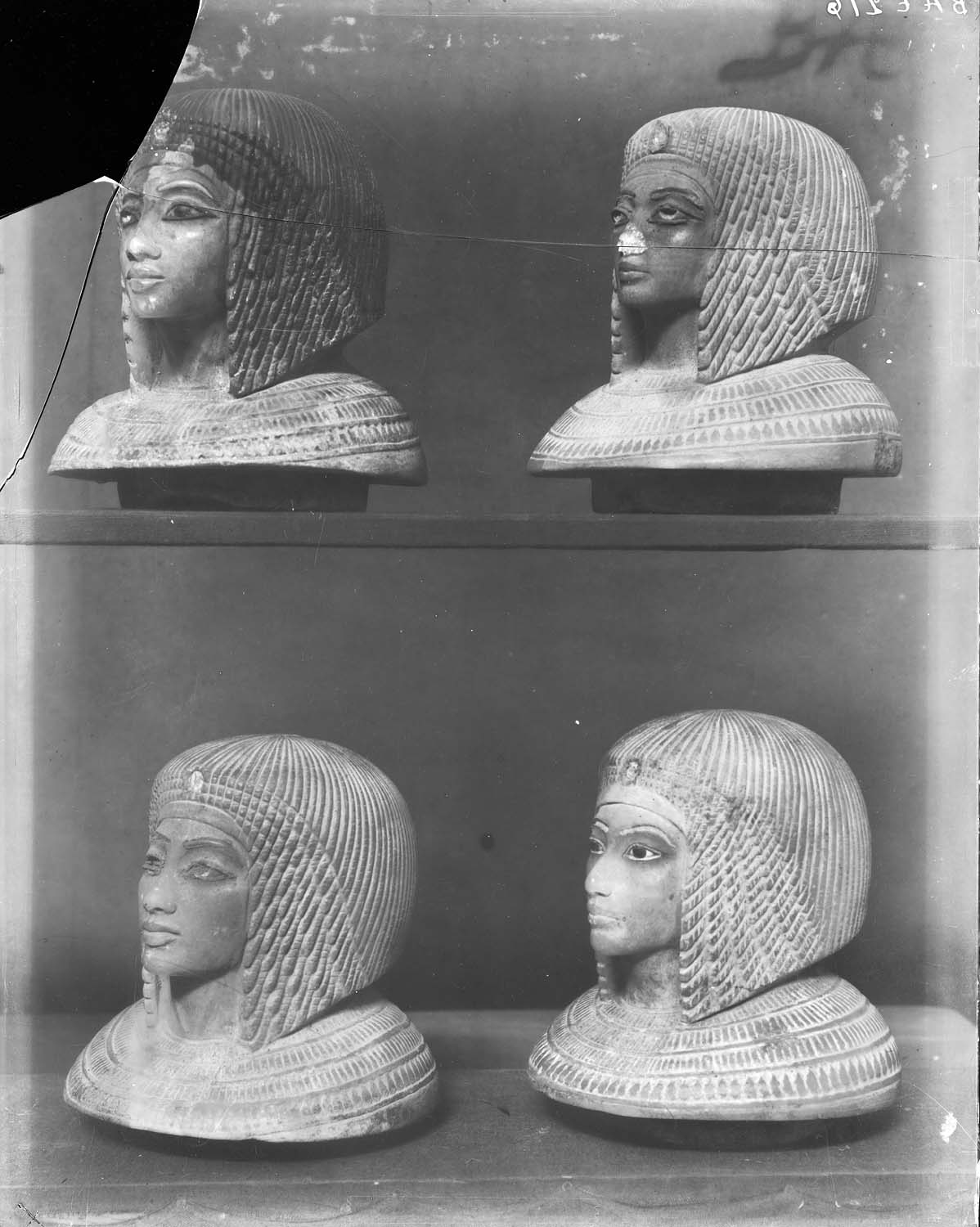 Quatre têtes de vases canopes en albâtre, portraits présumés de la princesse Kiya, épouse secondaire d'Akhénaton, 18e dynastie, provenant de la tombe KV55 de la Vallée des Rois découverte par Edward R. Ayrton en 1907