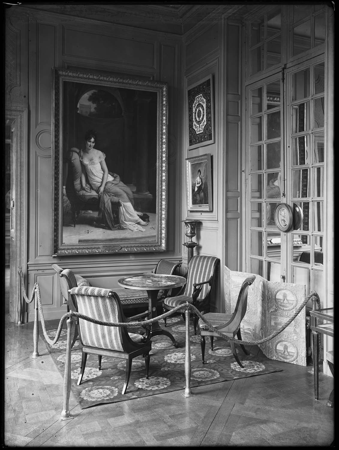 Salle d'exposition : mobilier de Mme Récamier à l'Abbaye-aux-Bois, portrait de Mme Récamier par Gérard