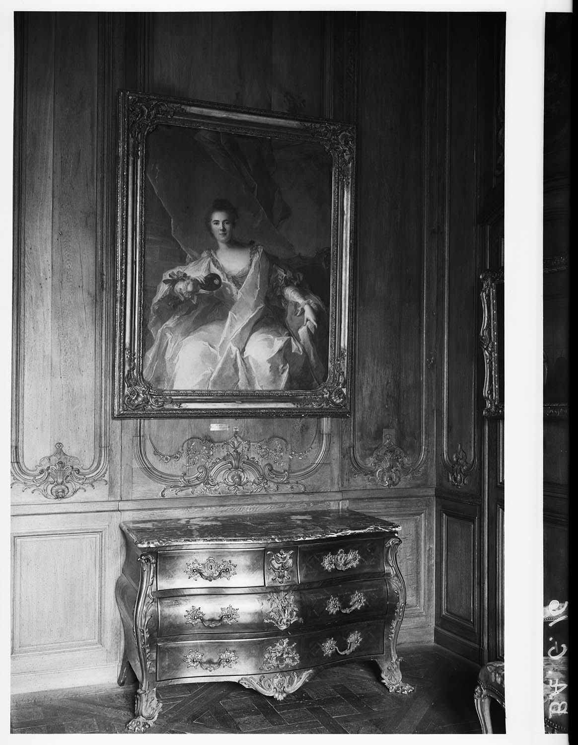 Salle d'exposition : commode Louis XV, portrait de Marie-Thérèse d'Estampes, marquise de la Ferté-Imbault fille de Mme Geoffrin par Nattier, lambris de revêtement