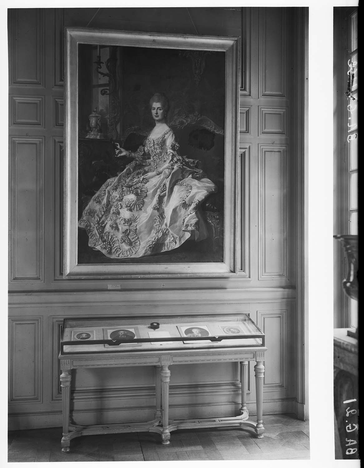 Le salon littéraire : portrait d'Anne-Catherine de Lingiville Helvétius par Van Loo, vitrine