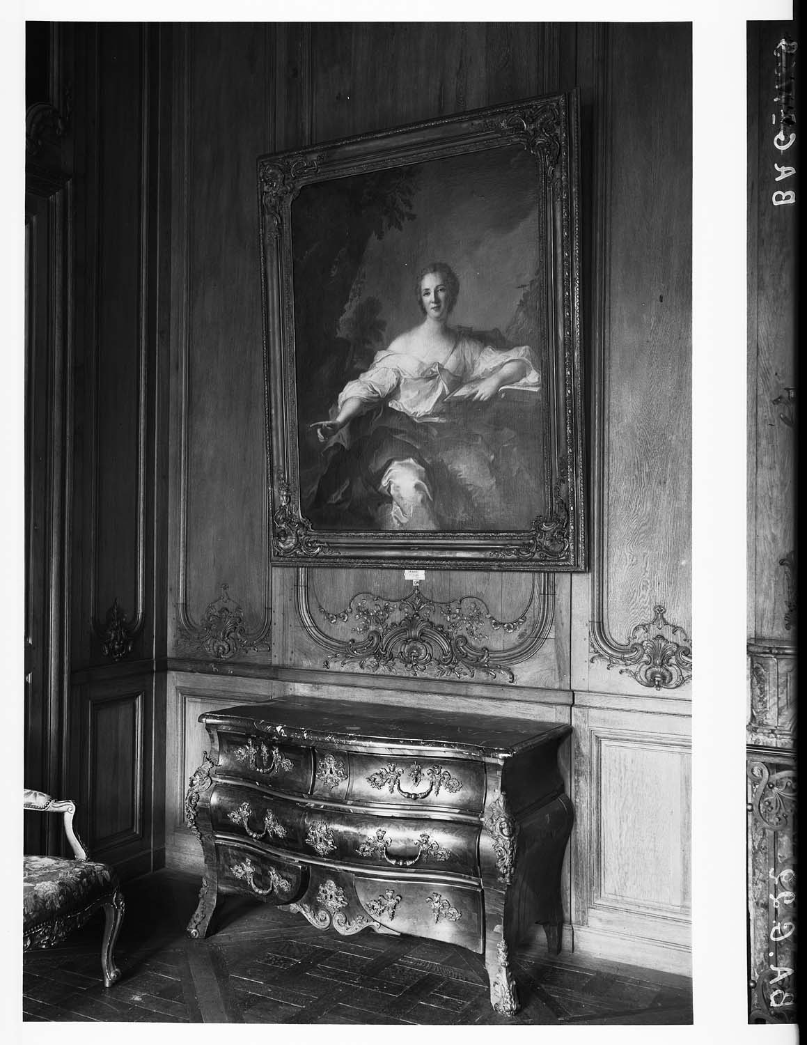 Le salon littéraire : commode Louis XV, portrait de Mme Geoffrin par Nattier, lambris de revêtement