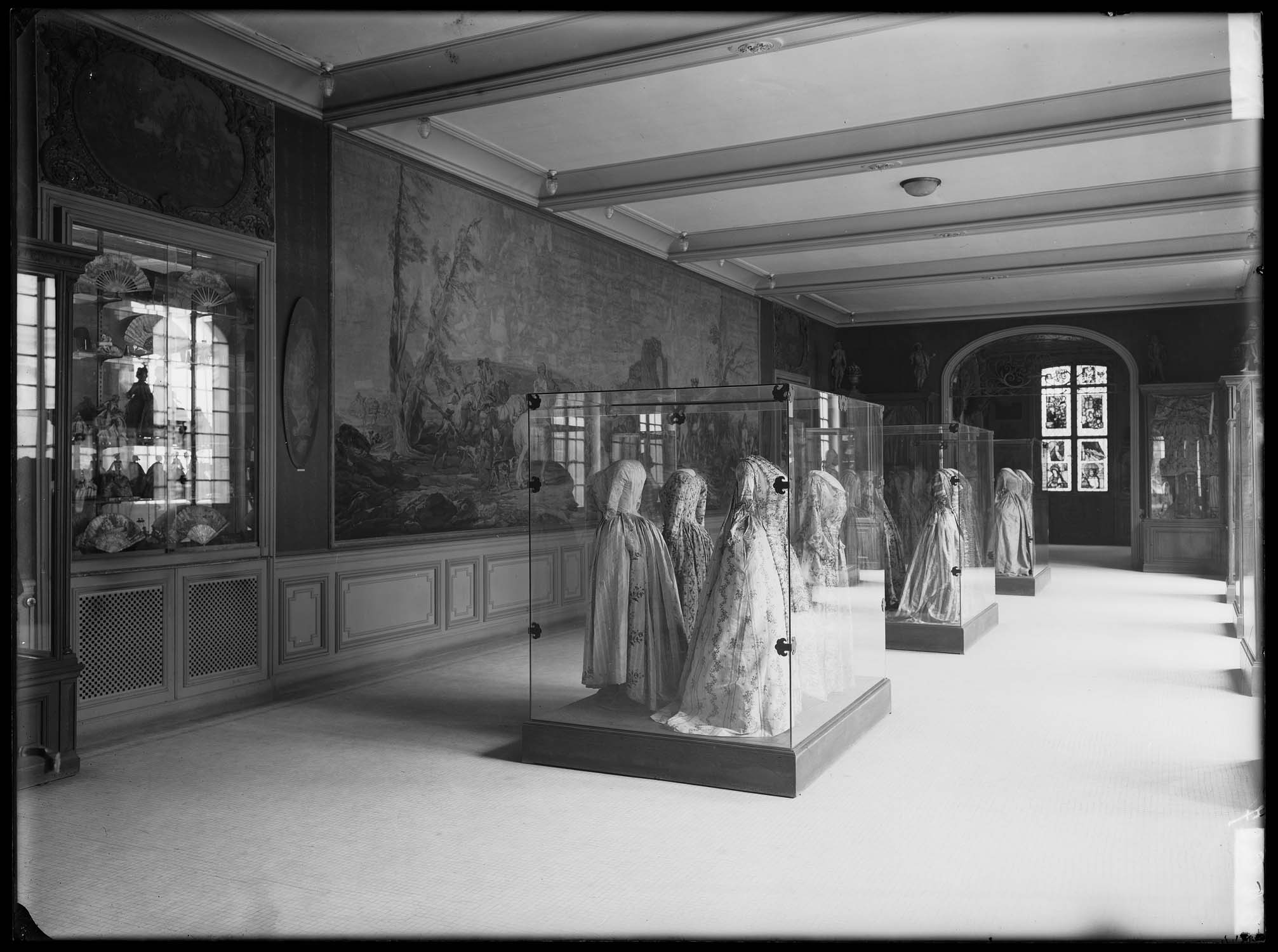 Salle 25 : robes XVIIIe siècle, éventails, sous vitrines