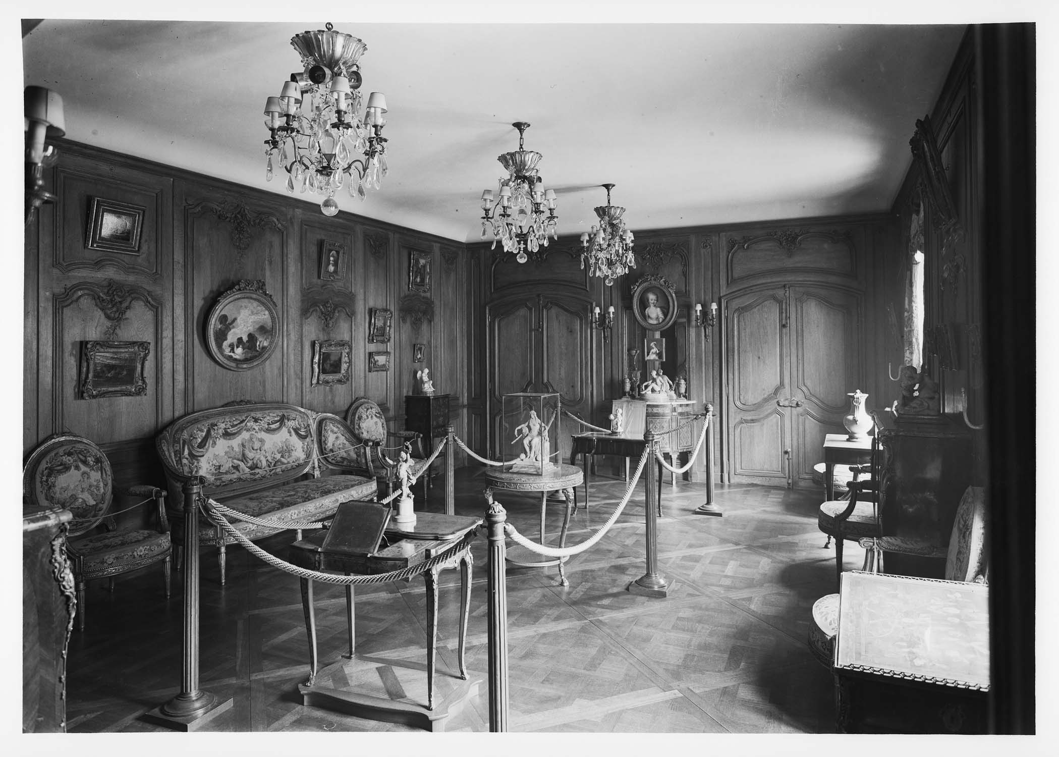 Salon (mobilier, boiseries, statuettes, tableaux, lustres)