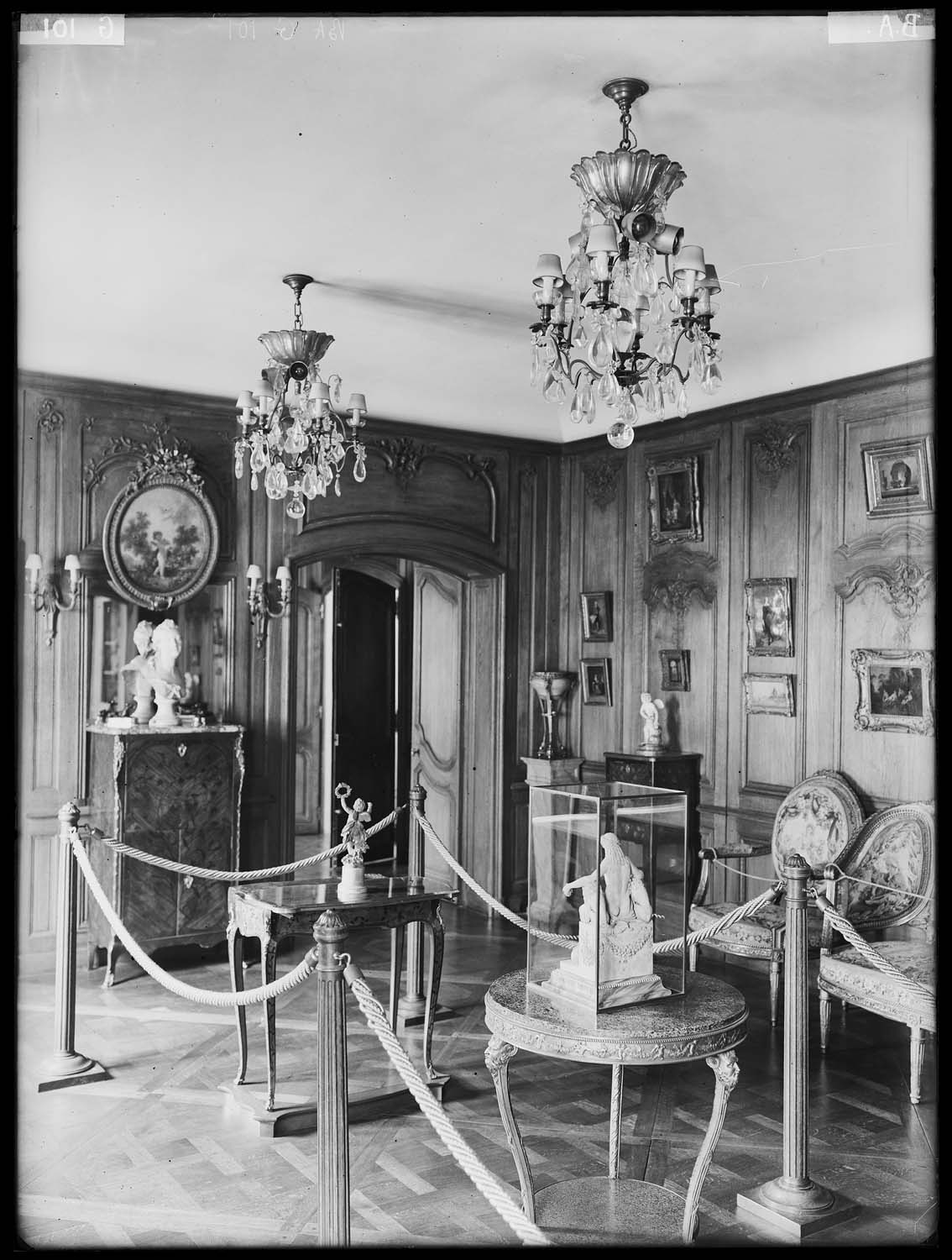 Salon (mobilier, boiseries, statuettes, tableaux, lustres)