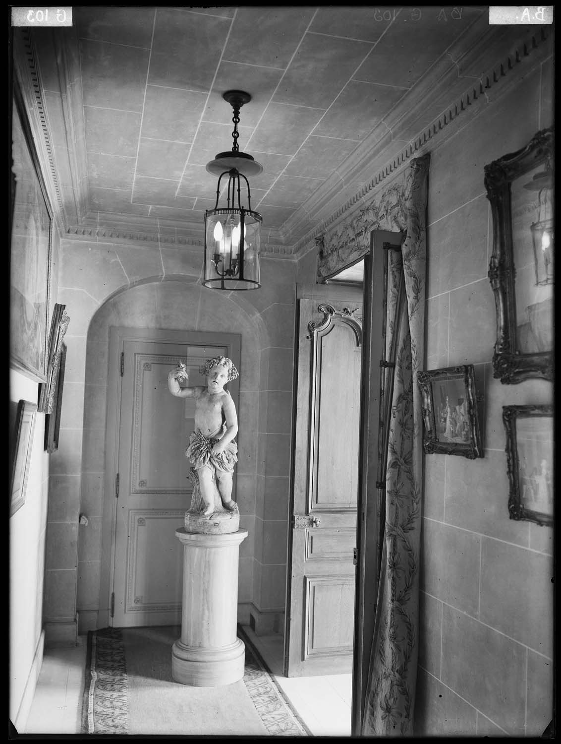 Vestibule : statue (jeune Bacchus)