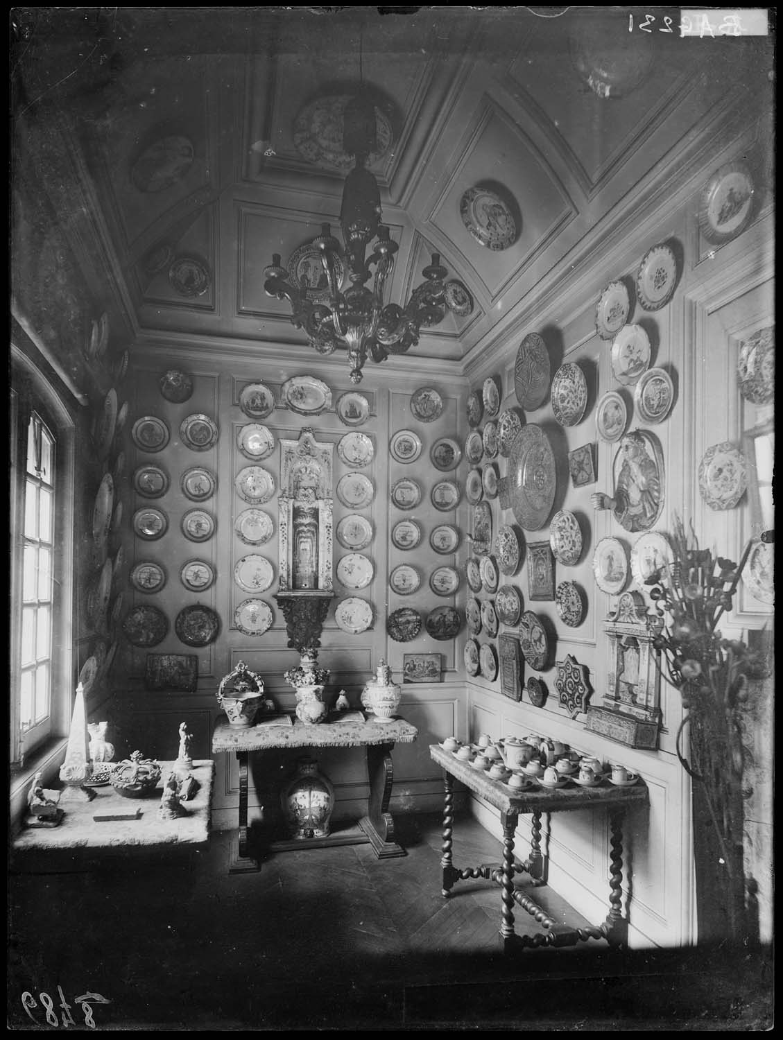 Salle de céramiques : assiettes, services, pots