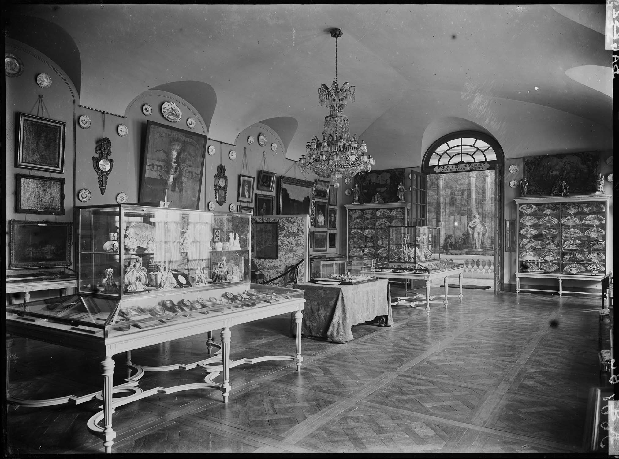 Salle d'exposition : éventails (sous vitrines), médaillons (sous vitrines)