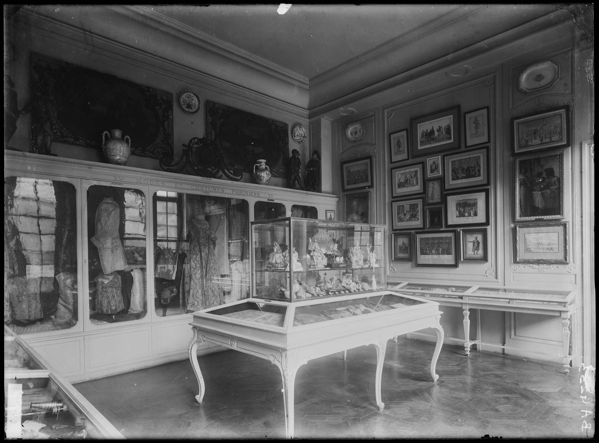 Salle d'exposition : toilettes de femmes (sous vitrines), estampes