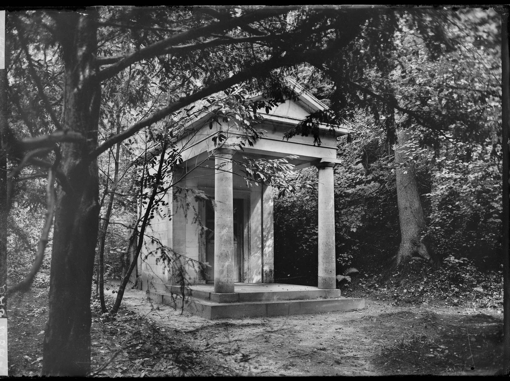 Monument funéraire d'Alphonse Oberkampf sous forme de temple à l'antique, dit l'Elysée