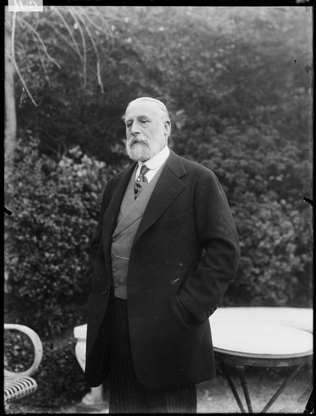 Portrait de Jacques Doucet dans un jardin