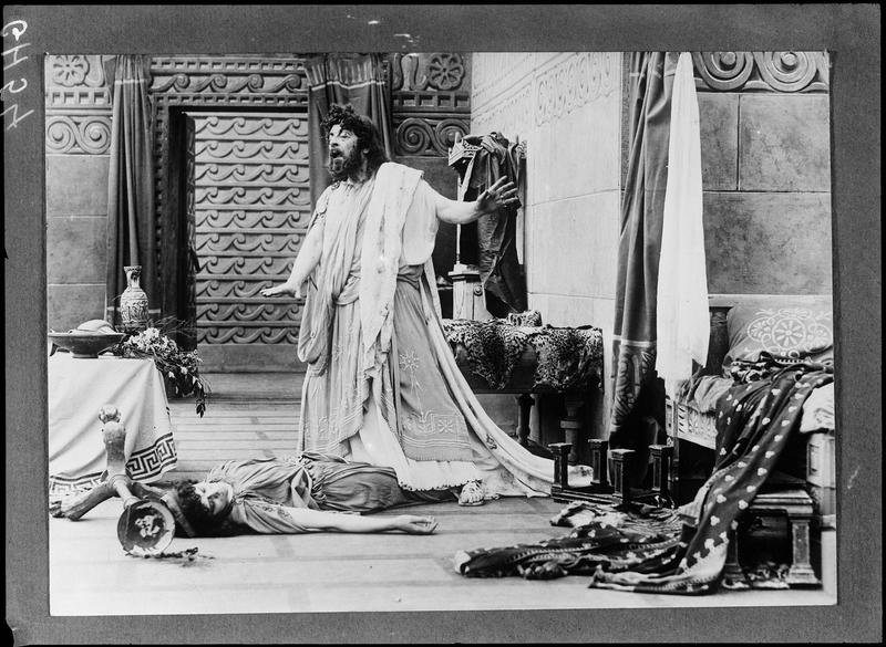 Mounet-Sully (Oedipe) et Jeanne Delvair (Jocaste) dans 'Oedipe roi' de Sophocle