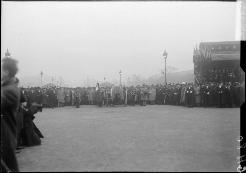Obsèques nationales du maréchal Joffre : cercueil du maréchal Joffre sur l'affût d'un canon lors de la cérémonie aux Invalides