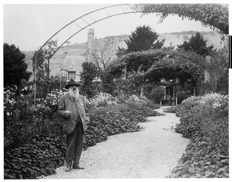 Portrait de Claude Monet dans son jardin