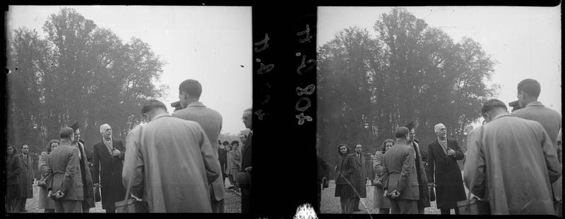 Fête du tricentenaire de Mansart : Madame Georges Bidault et Robert Danis photographiés par des journalistes dans le parc du château