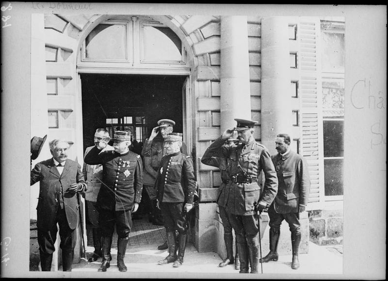 Portrait de groupe : (de gauche à droite) le ministre de la Guerre Alexandre Millerand, les généraux Joffre, Foch et Wilson (derrière), et lord Kitchener