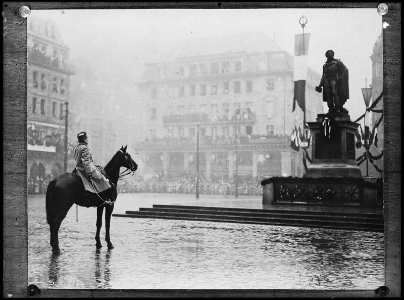 Le maréchal Foch sur son cheval saluant la statue du général Kléber