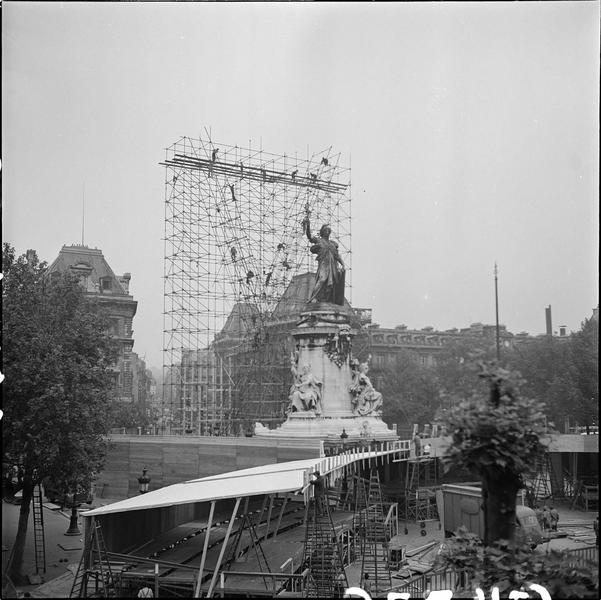 Présentation du projet de Constitution de la Ve République par le général de Gaulle le 4 septembre 1958 : montage des tribunes et du décor derrière le monument à la République