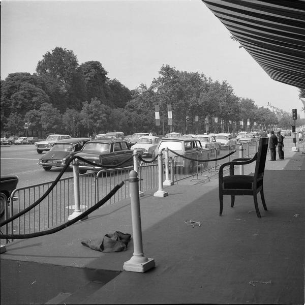 Fête nationale du 14 Juillet : tribune officielle sur avenue animée après le défilé