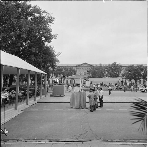 Hommage national à la mémoire de François Mauriac : préparation de la cérémonie, installation de la tribune de l'orateur