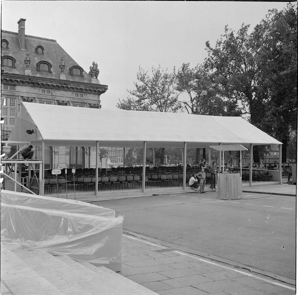 Hommage national à la mémoire de François Mauriac : préparation de la cérémonie, tribune