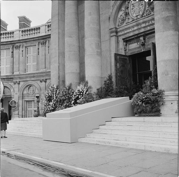 Hommage national à la mémoire de François Mauriac : catafalque sur les marches de l'Institut