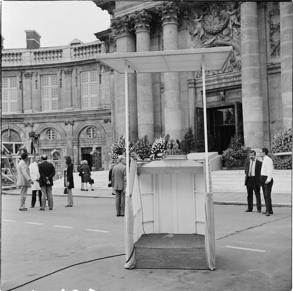 Hommage national à la mémoire de François Mauriac : la tribune de l'orateur, vue animée