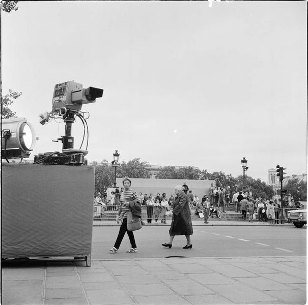 Hommage national à la mémoire de François Mauriac : projecteur et caméra sur quai animé