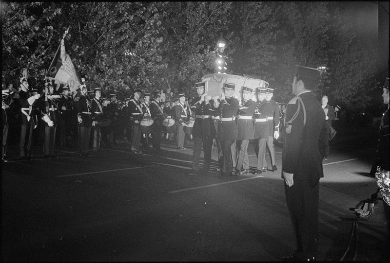 Hommage national à la mémoire de François Mauriac : passage du cercueil de François Mauriac devant le porte-drapeau de la Garde républicaine