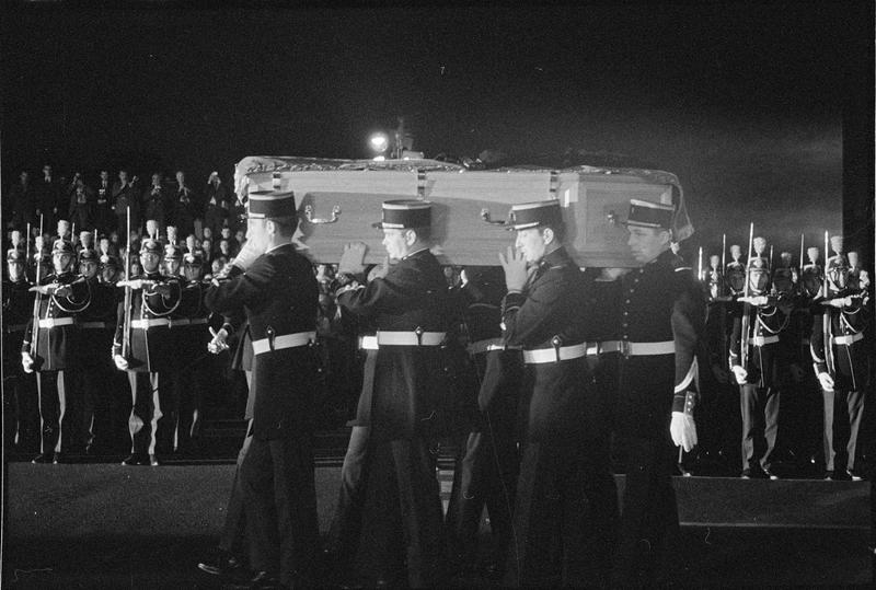 Hommage national à la mémoire de François Mauriac : passage du cercueil de François Mauriac devant la haie d'honneur de la Garde républicaine