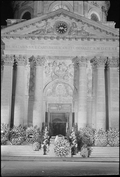 Hommage national à la mémoire de François Mauriac : cercueil de François Mauriac sur les marches de l'Institut, encadré par six gardes républicains