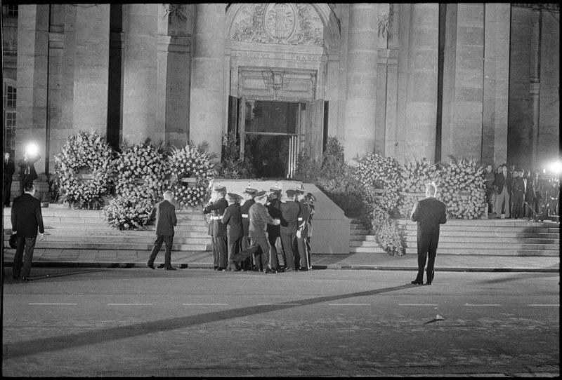 Hommage national à la mémoire de François Mauriac : dépôt du cercueil de François Mauriac sur les marches de l'Institut