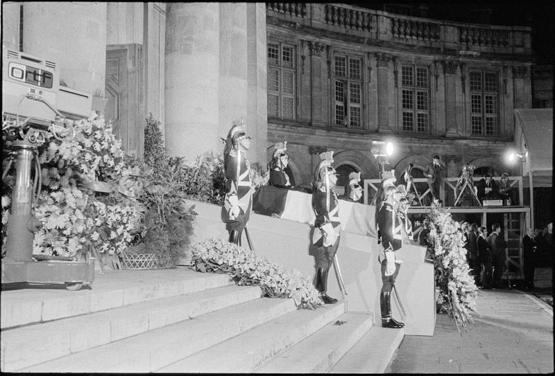 Hommage national à la mémoire de François Mauriac : cercueil de François Mauriac sur les marches de l'Institut, encadré par six gardes républicains