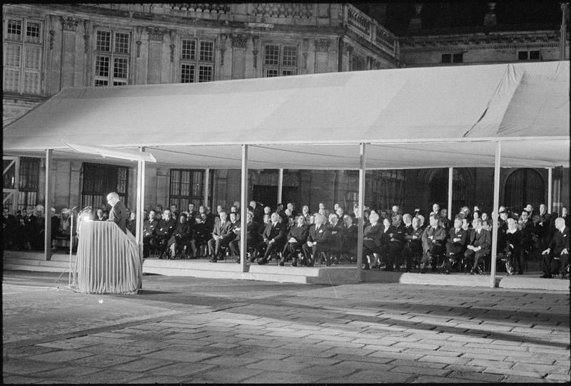 Hommage national à la mémoire de François Mauriac : tribune des invités durant l'éloge funèbre prononcé par Pierre Gaxotte