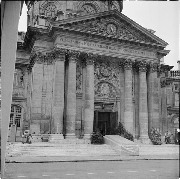 Hommage national à la mémoire de François Mauriac : catafalque sur les marches de l'Institut