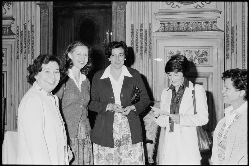 Réception organisée à l'occasion du départ en retraite de Jacques Dupont, inspecteur général des Monuments historiques : (de gauche à droite) Mesdemoiselles Bauchez, Combes et Mesdames Lemoine, Spire et Spies