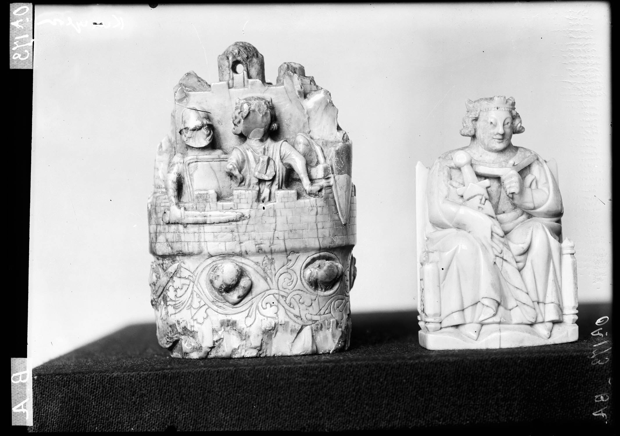 Pièce d'échiquier, une tour et ses défenseurs, un roi